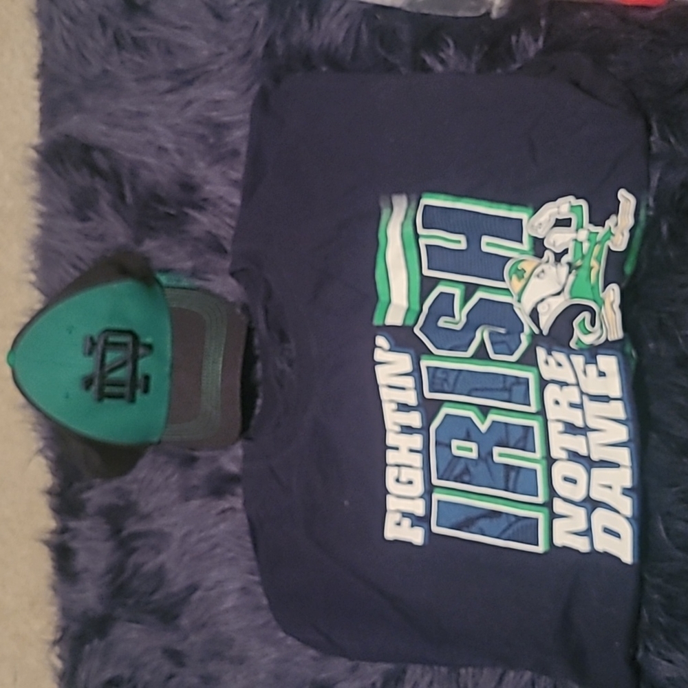 Mens notre dame fighting Irish hat and shirt combo. Size large.